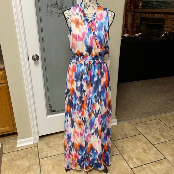 chinese dress ladies London Times High Detailed Neckline Sleeveless All-Over Floral Shirred  Bodice Maxi Dress